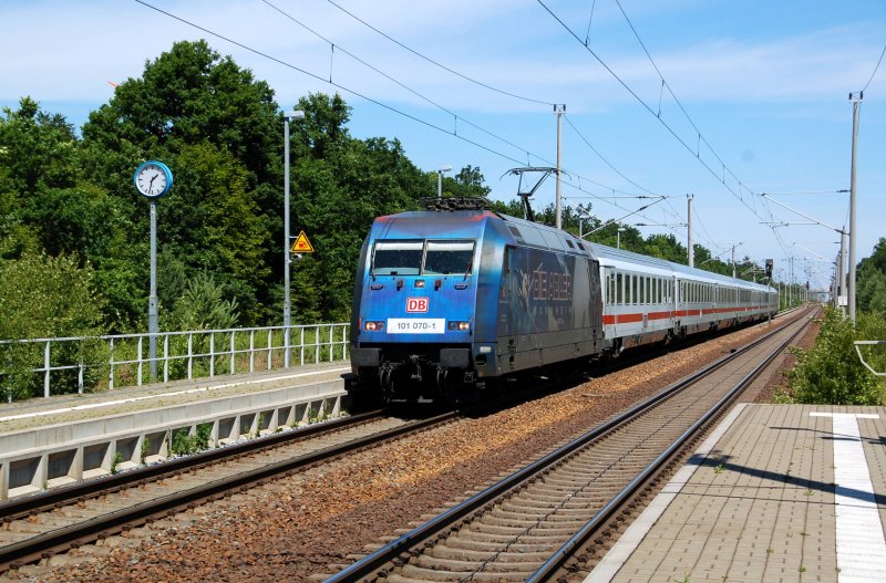101 070 zieht am 14.06.09 den IC 2356 durch Burgkemnitz Richtung Halle(S).