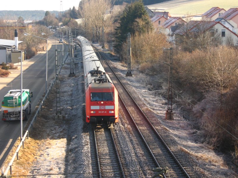 101 071-9 mit dem IC 2006 nach Dortmund Hbf am Esig St.Georgen(Schwarzw) 26.01.08.Wie findet ihr die Perspetive