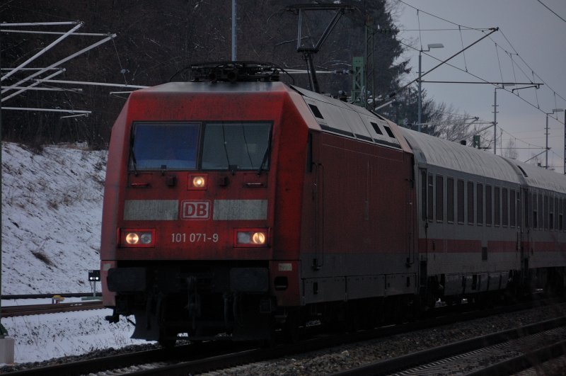 101 071-9 mit einem Intercity auf der KBS 750 (Filstalbahn) kurz vor Ulm. (Jan 09).