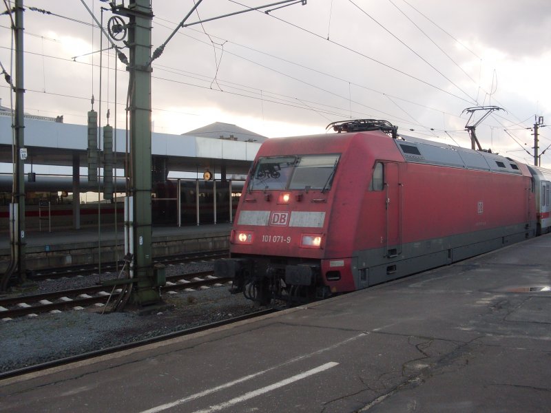 101-071-9 mit einem RE von Bad Bentheim nach Berlin in Hannover