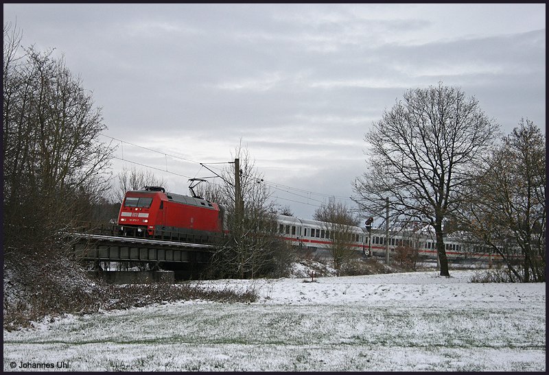 101 072-7 zog am Nachmittag des 23.11.2008 einem IC von Nrnberg nach Karlsruhe; hier in einer Kurve kurz vor Schrezheim aufgenommen.

