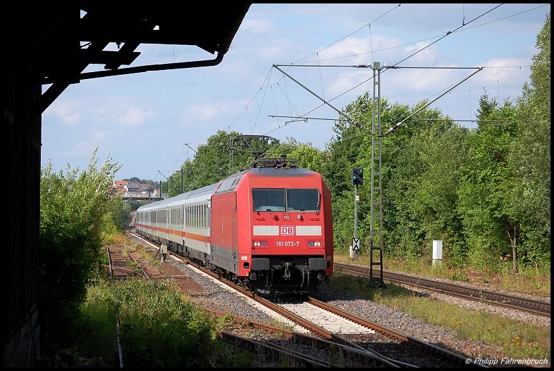 101 072 durchfhrt am Nachmittag des 27.06.08 mit IC 2064 von Nrnberg Hbf nach Karlsruhe Hbf die Hst Wasseralfingen am Km 74,4 der Remsbahn (KBS 786) und erreicht in Krze den Aalener Bahnhof.