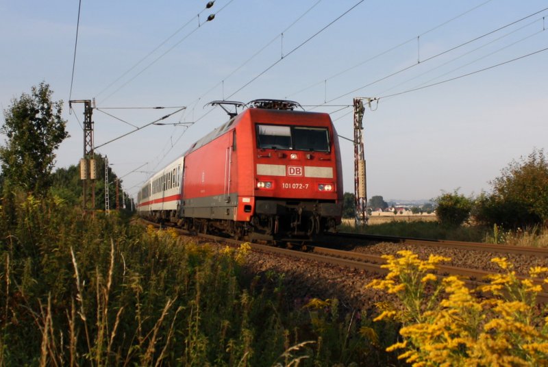 101 072 zieht IC 2070, Dresden.Berlin Gesundbrunnen, bei Grodobritz, 15.08.09