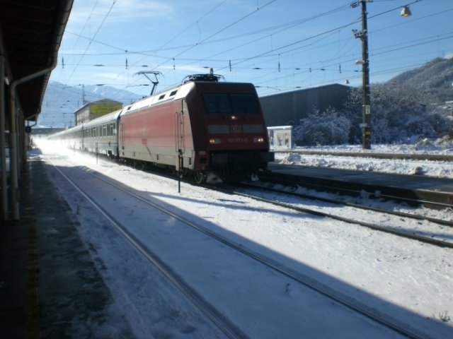 101 073-4 durchfhrt mit dem IC 88  Leonardo da Vinci  von Milano nach Mnchen den Bahnhof Schwaz. Nchster Halt ist Wrgl.
23.11.2008