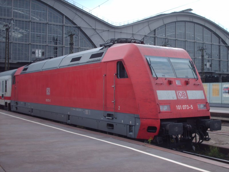 101 073-5 brachte am 21.07.2007 den IC 2049 nach Leipzig Hbf. Nun fhrt diese 101 auf ein Abstellgleis.