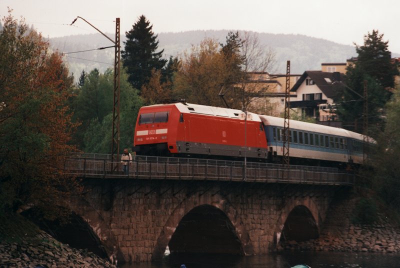 101 074-3 vor IR nach Seebruck in Schluchsee am 9.5.1999.