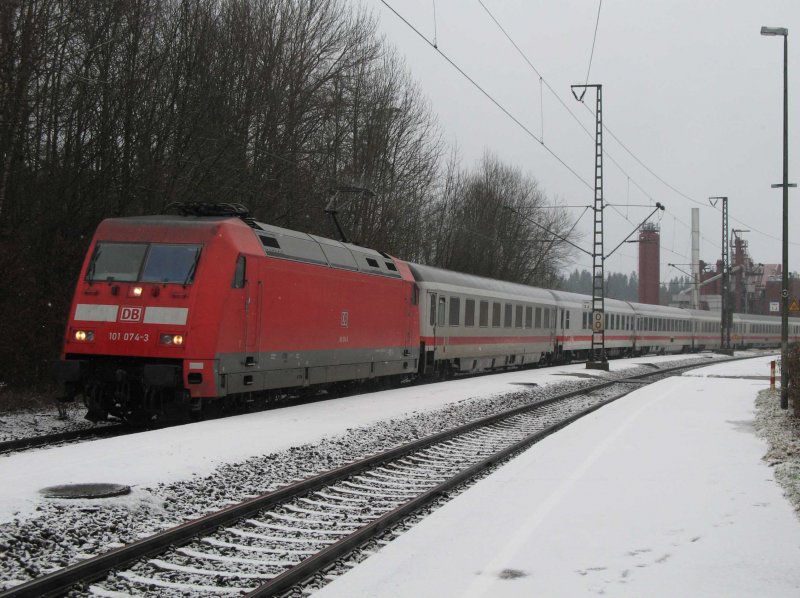 101 074-3 zog am 31.12.2007 einen IC durch den etwas verschneiten Bahnhof Goldshfe. Nchster Halt des Zuges war Aalen.