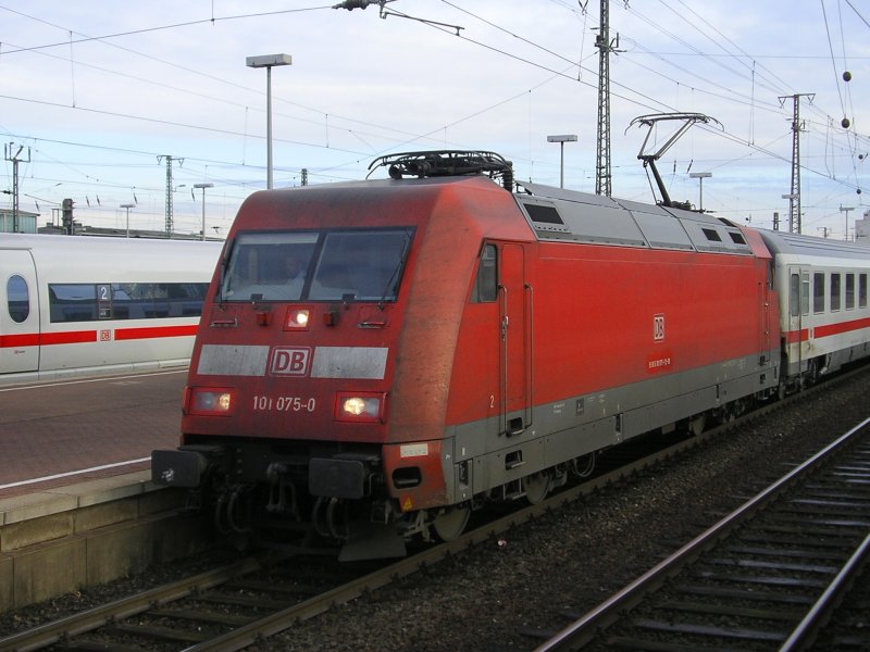 101 075-0 mit IC 2025 nach Frankfurt/Main verl�sst mit FL Dortmund Hbf.,nette Gr�sse an den Lokf�hrer.(14.12.2008)