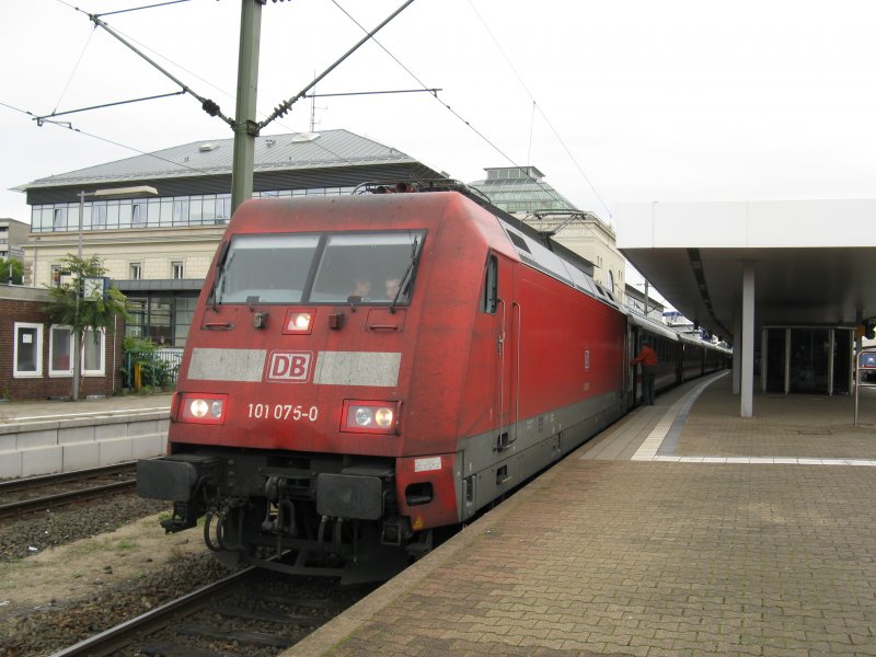 101 075-0 mit IC2012 von Oberstdorf nach Leipzig Hbf.Am 05.10.08 beim Halt in Mannheim Hbf.