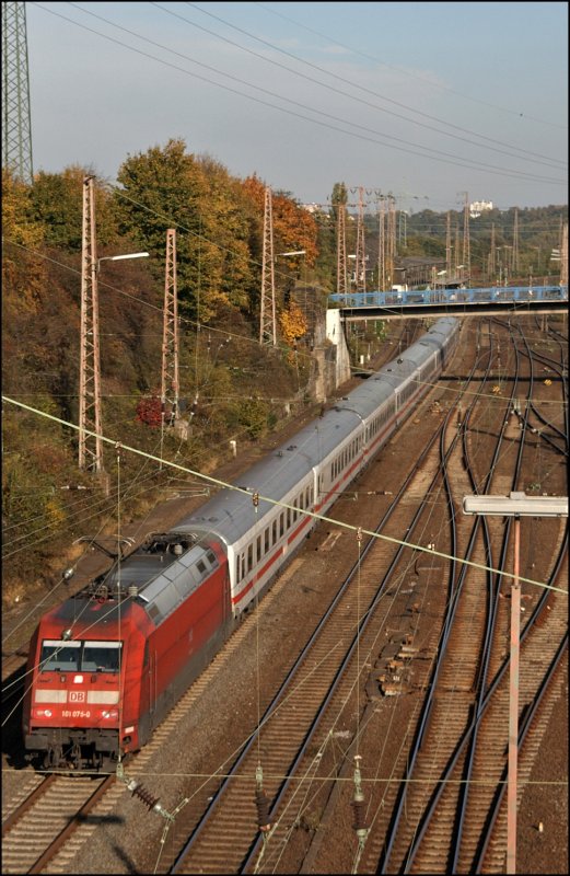 101 075 schiebt den IC 2048, Leipzig Hbf - K�ln Hbf, am Rangierbahnhof Hagen-Vorhalle vorbei. (12.10.2008)
