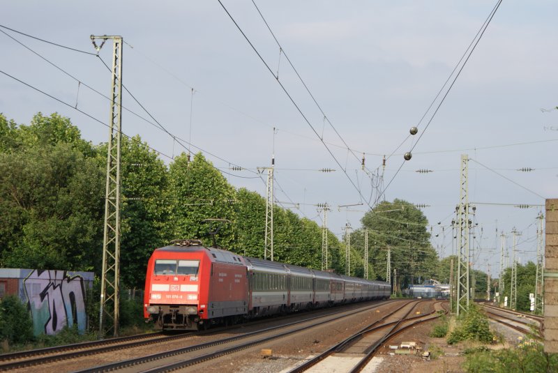101 076-8 mit dem EC 6 bei der Durchfahrt in Dsseldorf Oberbilk am 21.06.2008
