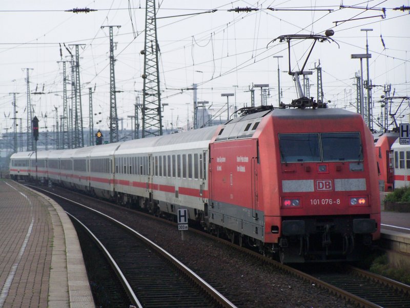 101 076-8 PEP bei der Ausfahrt aus Dortmund Hbf. (Sommer 2007)