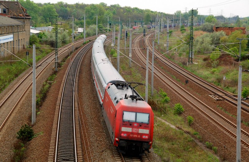 101 076 schiebt am 26.04.09 einen IC Richtung Leipzig. Im Hintergrund wartet schon 189 004 mit ihrem Zug auf die Weiterfahrt. Fotografiert in Bitterfeld.