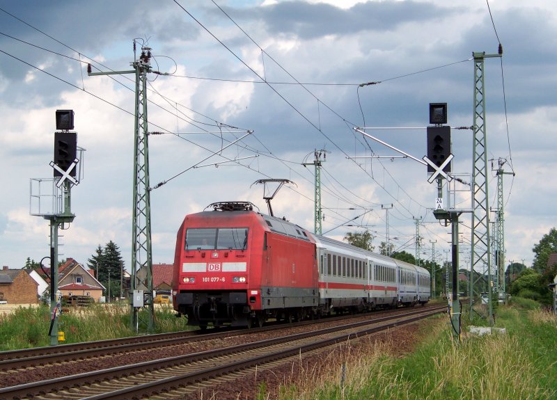 101 077-6 ist am 20.06.2009 mit dem EC340  Wawel  unterwegs nach Hamburg-Altona ber Berlin und Stendal. Die Reise des EC began in Krakow Glowny. Aufnahmeort ist Lbbenau/Spreewald.