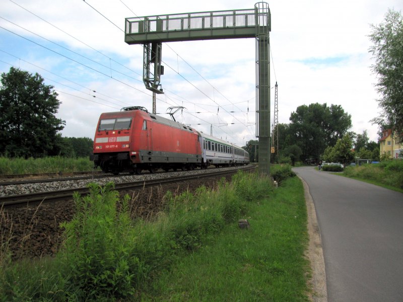 101 077-6 an diesem Wochenende fr den EC Wawel eingeteilt unter dem Vorsiganalwiederhohler in Bestensee beim Beschleunigen am 21.06.