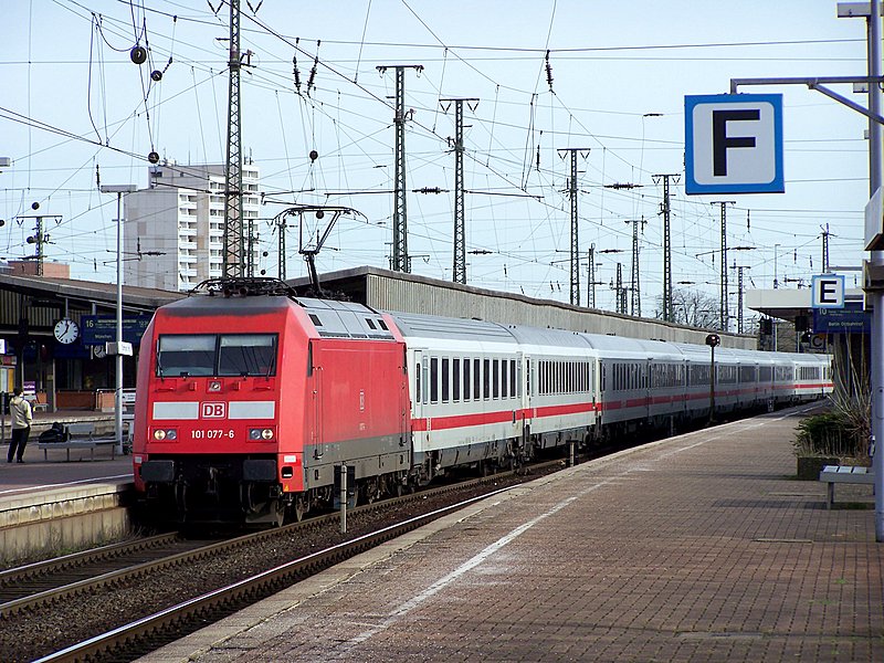 101 077-6 kommt grade von Hamburg-Altona mit dem IC2027 in Richtung Frankfurt(Main) Hbf. Hier grade beim ahlt in Dortmund am 03.02.08.
Meiner Meinung nach eine sehr saubere 101.