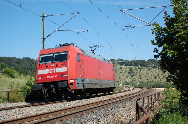 101 077-6 mit Fahrtrichtung Stuttgart durchfhrt gleich als Lz den Haltepunkt Urspring, aufgenommen am 01.08.07 am Kilometer 71,6 der Filsbahn.