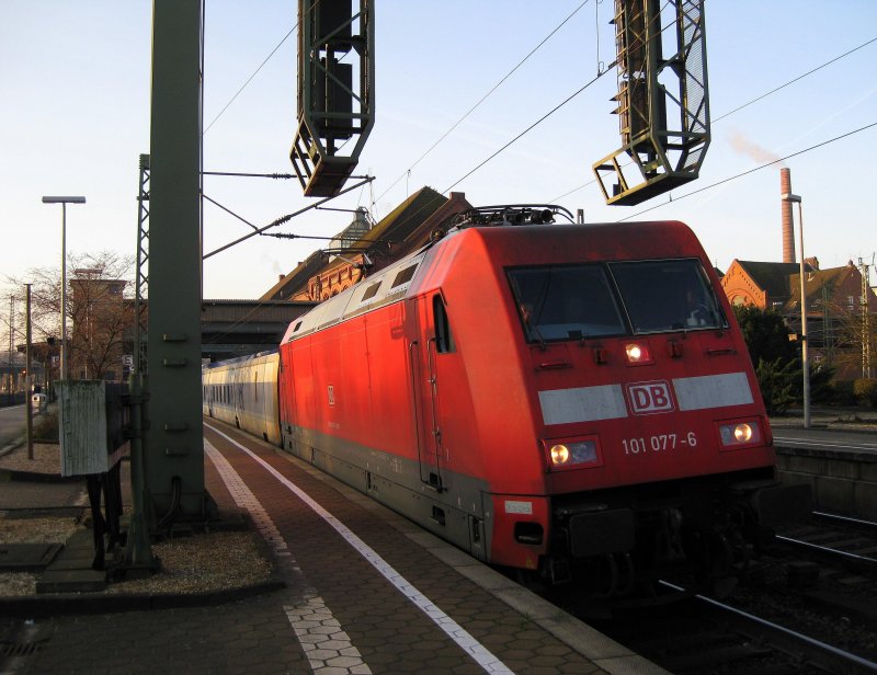 101 077-6 steht am 31.03.09 mit CNL 1288 Mnchen-Ost - Hamburg-Altona in Hamburg-Harburg und wartet auf die Weiterfahrt Richtung Hamburg Hbf.