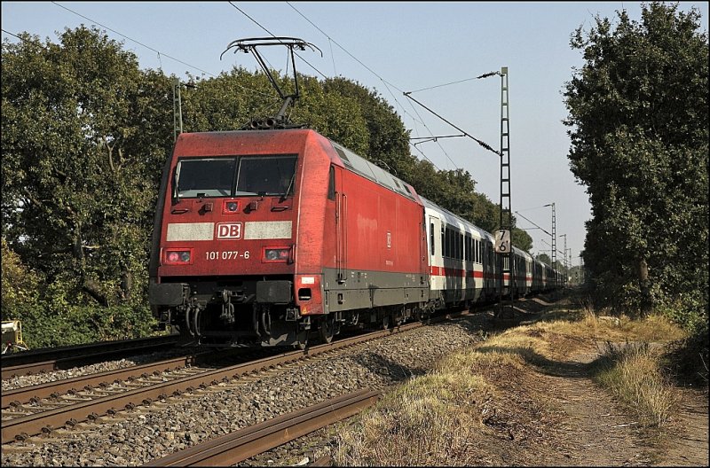 101 077 (9180 6101 077-6 D-DB) schiebt bei Essen den IC 2114, Stuttgart Hbf - Hamburg-Altona, durch das Ruhrgebiet. (27.09.2009)