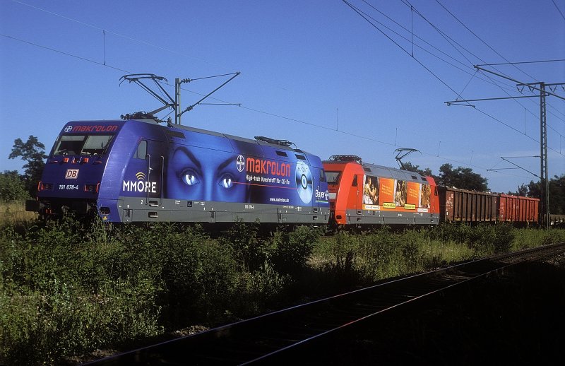 101 078 + 041 bei Kornwestheim  04.07.01  mit Gterzug