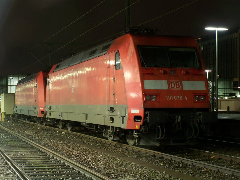 101 078-4 und 101 014 standen am Abend des 5.Janaur 2008 im Stuttgarter Hbf und warteten dort auf dne nchsten Einsatz.