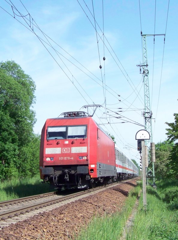 101 078-4 machte sich am 12.05.2008 mit dem EC 241  Wawel  auf dem Weg nach Hamburg-Altona. Hier kurz vor der Haltestelle Lbbenau/Spreewald. 