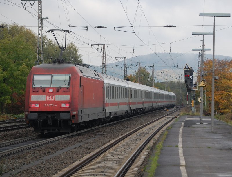 101 078-4 mit IC 2376 Frankfurt (Main) Hbf - Stralsund am 18.10.2009, bei der Ausfahrt aus Kreiensen