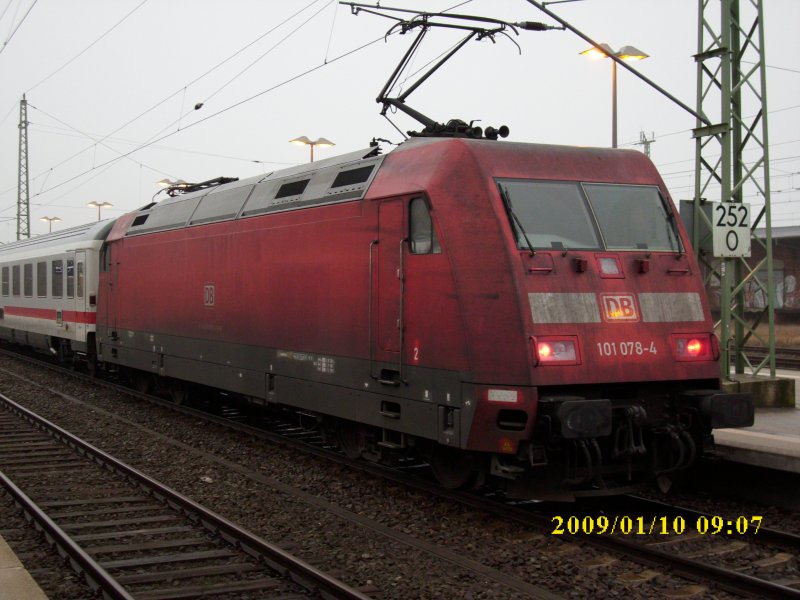 101 078 schiebte am 10.Januar 2009 den IC 2356 Binz-Dsseldorf im Abschnitt Binz-Stralsund.Hier ist der Zug in Bergen/Rgen.