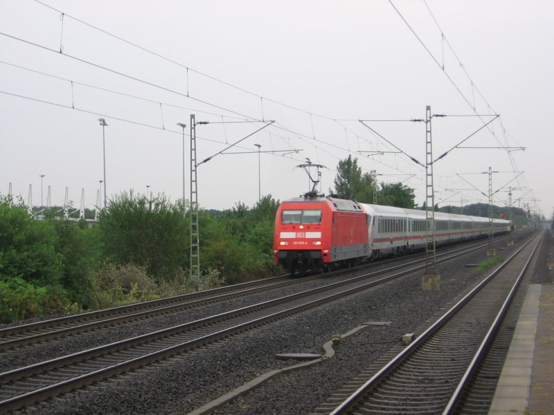 101 078 schleppt am 23.07.2007 eine IC durch Leverkusen Bayerwerk.
