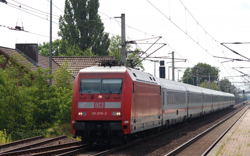 101 079-2 durchfhrt am 6.8.09 mit IC 145 nach Szecin Glowny den Bahnhof Dollbergen. 