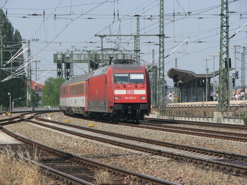 101 079-2 mit EC 158 kurz vor dem Dresdner-HBF.hhe S-Bahn Haltepunkt Freibergerstrae.25.05.07