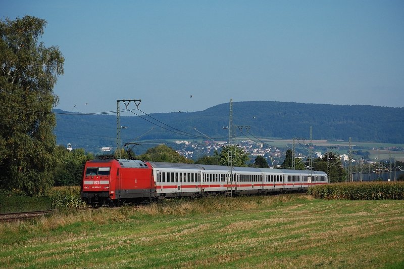 101 079 bringt am Nachmittag des 19.09.08 IC 2066 von Nrnberg Hbf nach Karlsruhe Hbf, aufgenommen in sptsommerlich gestimmter Umgebung bei Essingen(b Aalen) an der Remsbahn (KBS 786).