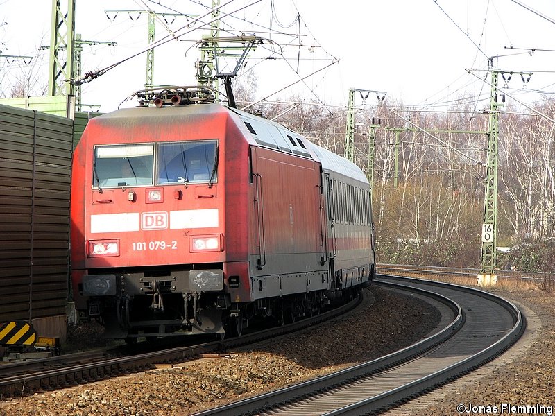 101 079 legt sich mit einem IC kurz vor dem Bahnhof Lehrte in die Kurve und ist auf dem Weg nach Leipzig. Die Aufnahme entstand am 17.02.07