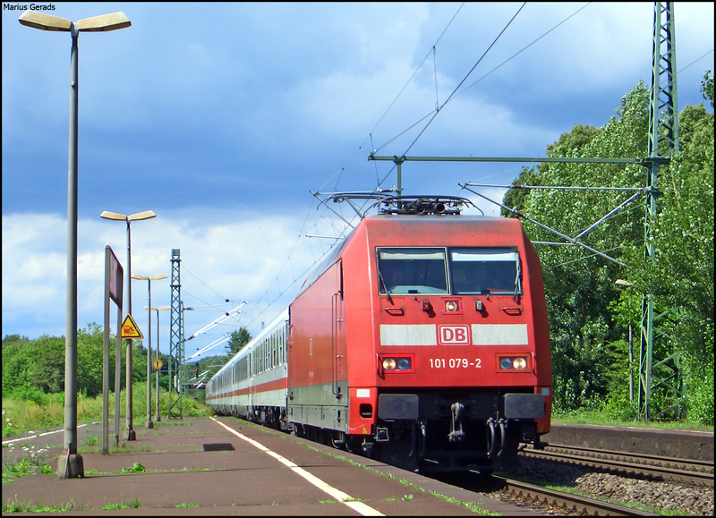101 079 mit dem IC334 als Umleiter bei der Durchfahrt von Bonn-Oberkassel 19.7.2009