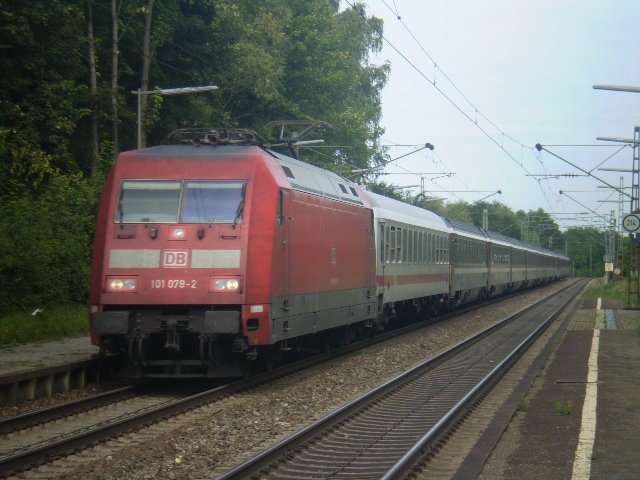 101 079 mit einem EC in Richtung Chur fhrt gerade durch Ebringen. 5.7.08