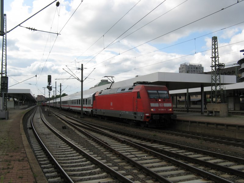 101 080-0 mit IC2115 von Stralsund Hbf nach Stuttgart Hbf mit +25.Am 01.08.08 beim Halt in Mannheim Hbf.