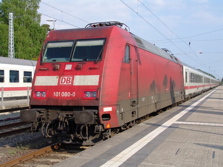 101 080-0 steht mit IC 2213 Ostseebad Binz-Stuttgart Hbf.abgestellt im Bahnhof Ostseebad Binz.(21.05.09)