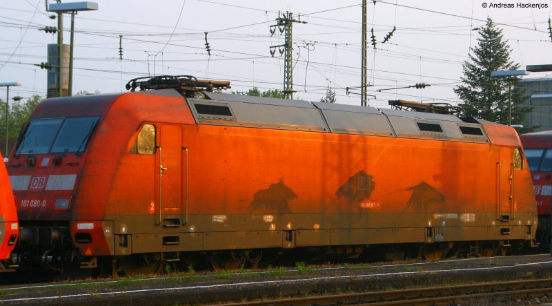 101 080-8 im abgestellt in Karlsruhe Hbf 2.5.09. Ich wei nicht mit der Lok passiert ist sie sieht aus wie angesch****en