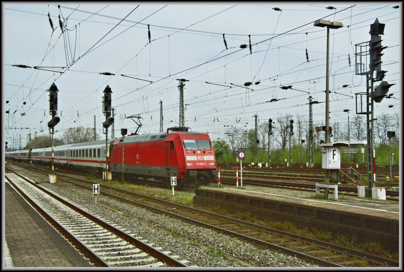 101 080 fhrt mit dem EuroCity 23 von Hamburg-Altona ber Passau nach Wien Westbahnhof. Aufgenommen am 13.04.07 in Hamm (Westf).