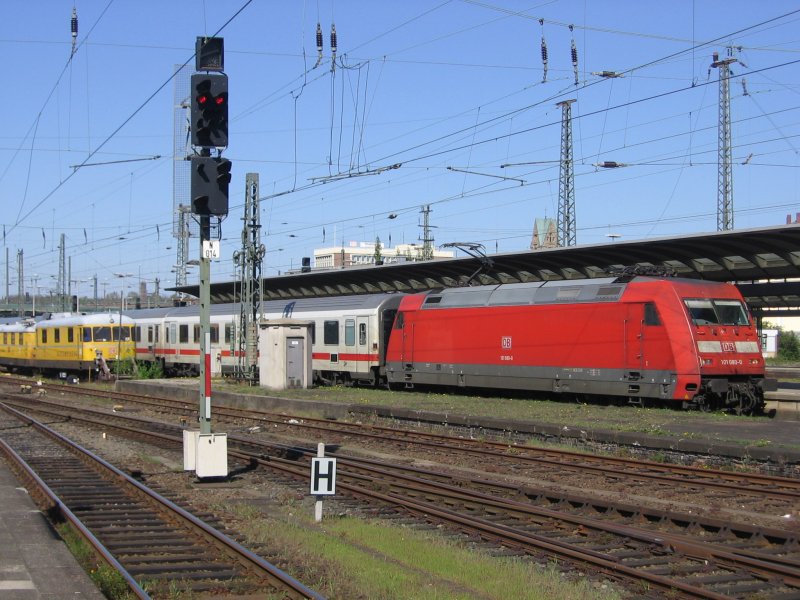 101 080 zieht am 15.04.07 den IC 2028 nach Passau in die Bahnhofshalle des Hagener Hbfs.