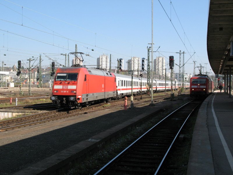 101 081-8 fhrt mit ihrem IC 2261 in den Stuttgarter HBF ein. 120 140-9 fhrt mit 101 xxx-x den EC 115 Wrthersee weiter bis nach Mnchen. 