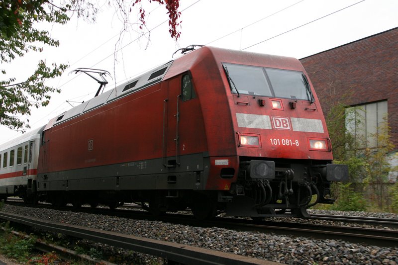 101 081-8 mit einem IC nahe dem Gppinger Bahnhof am 6.10.2009