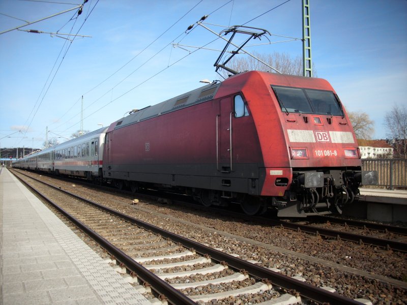 101 081 bespannte am 20.M�rz 2009 den IC  R�GEN  2212 Koblenz-Binz.Hier beim Halt in Bergen/R�gen.