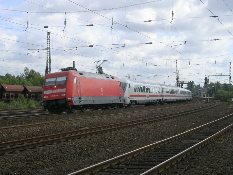 101 082-2 vor Steuerwagen des IC 2013 von Hannover Hbf. nach Oberstdorf,hier in Bochum Ehrenfeld,diese Zugbildung ist vor ca. 6 Monaten so gebildet worden,vorher war immer die E-Lok Richtung Oberstdorf im Schub.(13.08.2008)