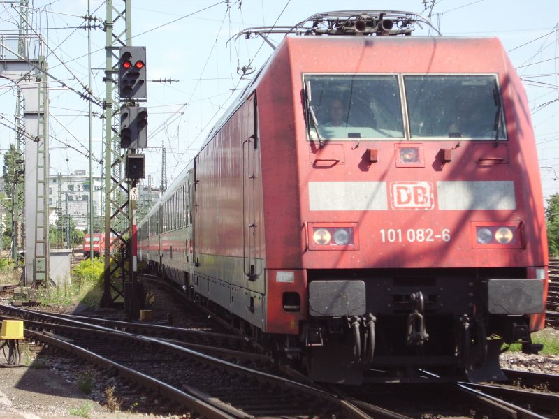 101 082-6 zieht den IC 2160 N�rnberg Hbf - Karlsruhe Hbf in den Stuttgarter Hbf. 18.08.08