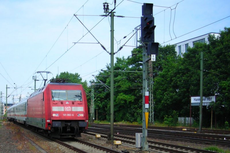 101 082 mit einem IC in Hannover