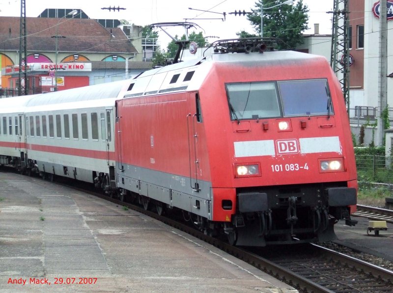 101 083-4 fhrt mit dem IC 'Bodensee' aus Richtung Sden in den Bahnhof Offenburg ein. Dieser Zug fuhr weiter nach Norddeich Mole. (29.07.2007)