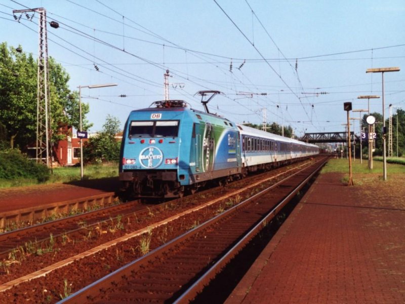 101 083-4 mit eine IR-zug nach Nordeich Mole auf Bahnhof Salzbergen am 2-6-2000. Bild und scan: Date Jan de Vries. 