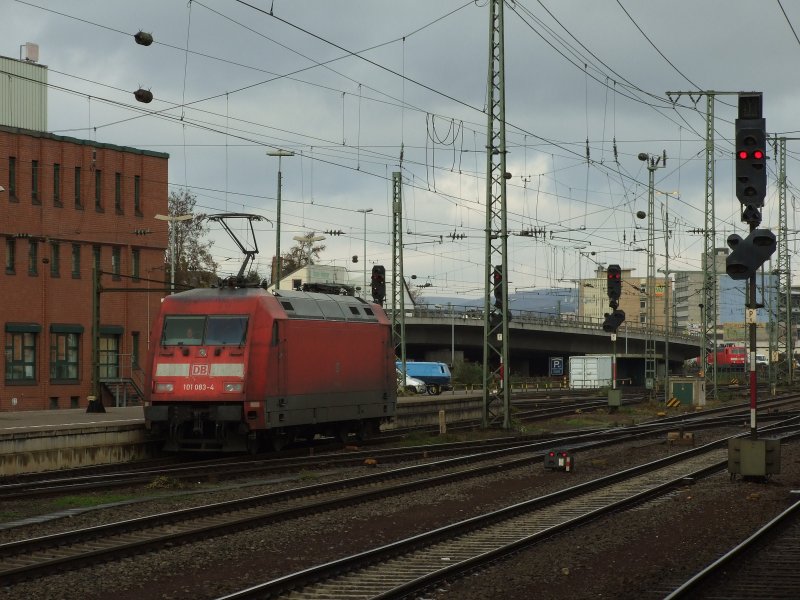 101 083-4 rollt zur bernahme ihres IC435 nach Norddeich-Mole.Koblenz 22.11.08 