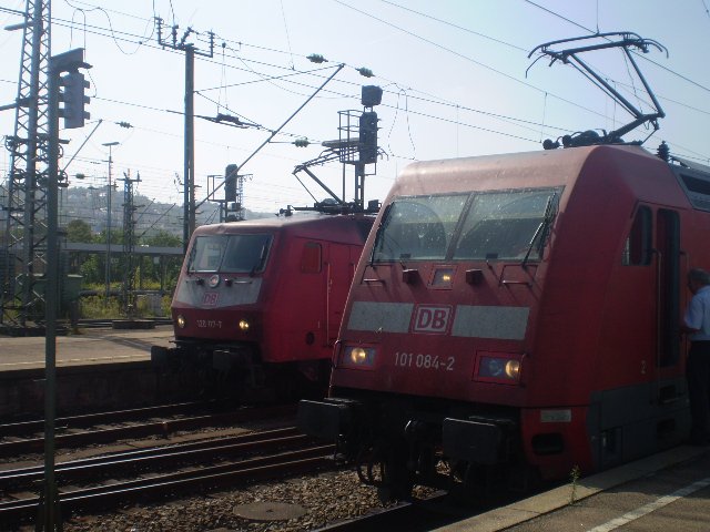 101 084 und 120 117 stehen nebeneinander im Stuttgarter Hbf. 
120 ist mit einem Ersatzzug nach Mnchen im Hbf und 101 mit einem IC nach HH-Altona. 